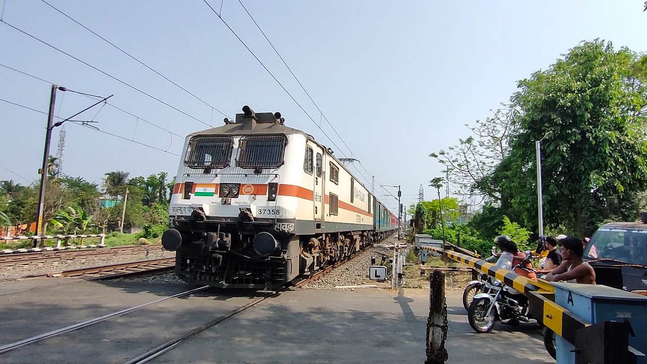 Dangerous Kolkata - Agra Cantt Express 130 kmph Furious Moving through out Railway Gate