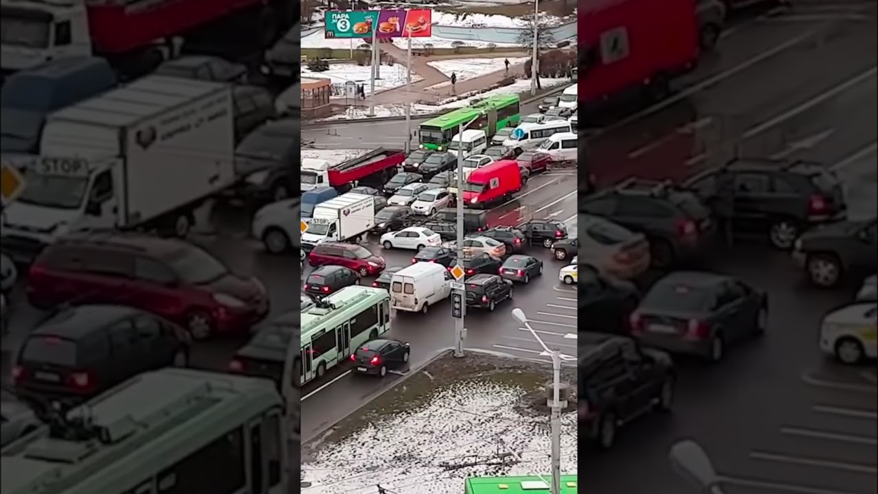 Водитель застрял в потопе, коп сбил байкера, переписываясь за рулем! #shorts