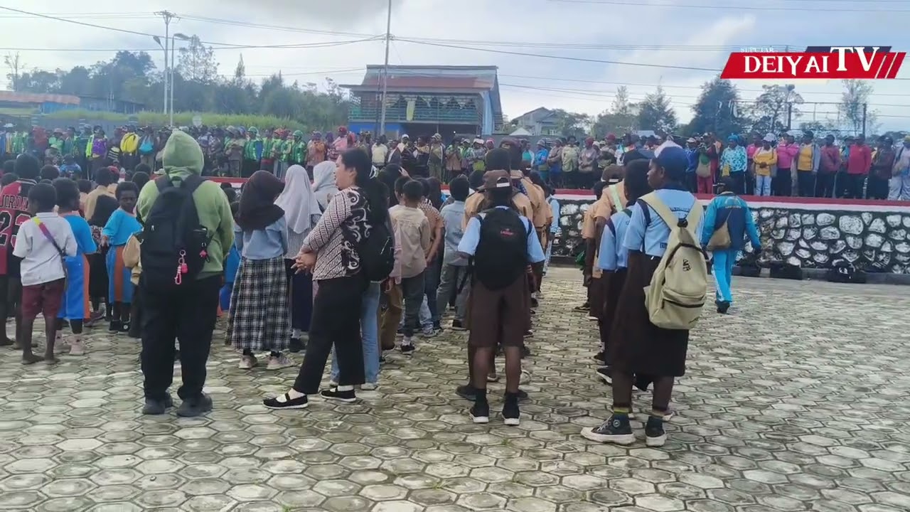 Bupati Deiyai Bagikan Seragam Sekolah untuk SD, SMP, dan SMA – Dukung Generasi Pintar di Deiyai