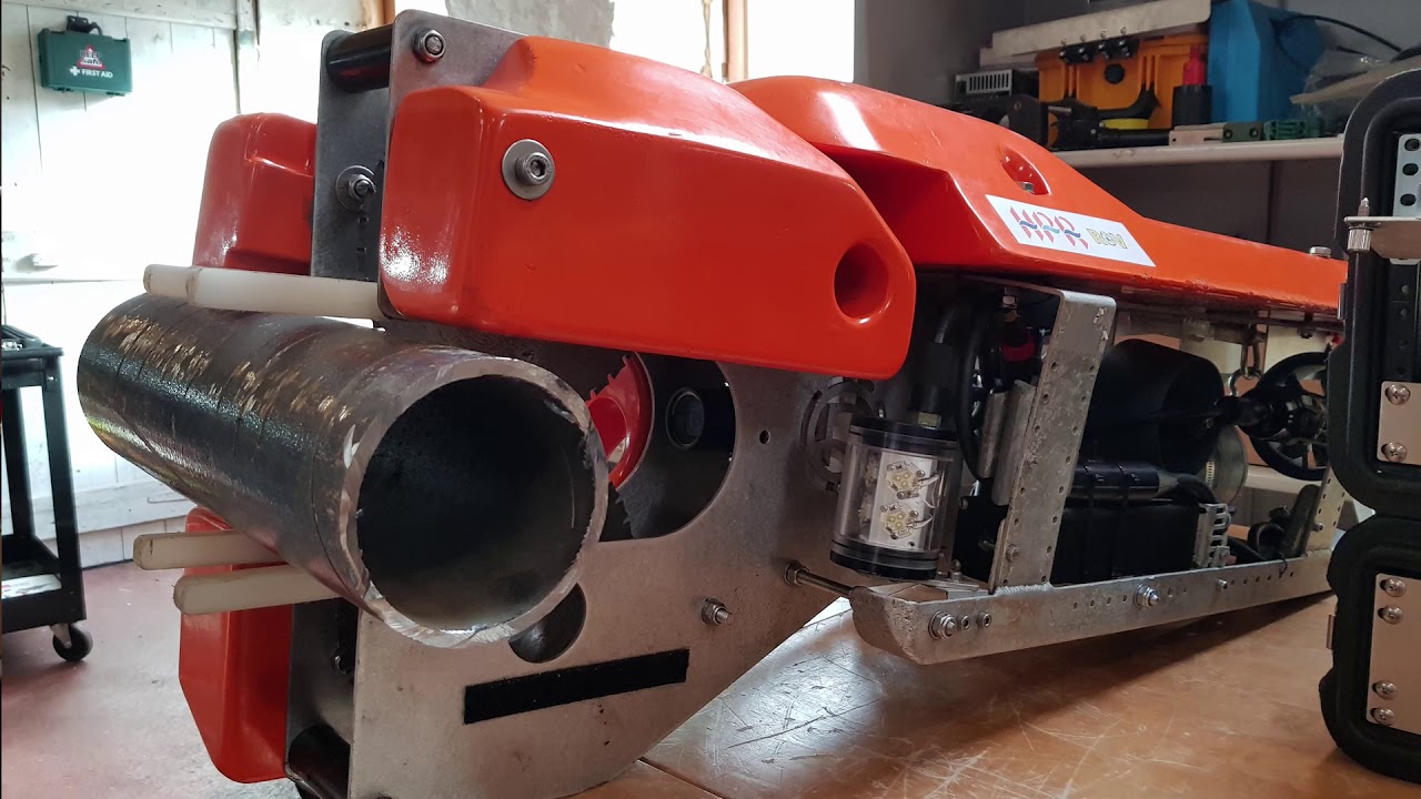 Cutting pipes underwater using a micro-ROV - HPR ROV