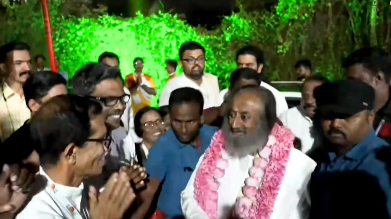 Sri Sri Ravi Shankar Gurudev Entry to Satsang from Cochin 2024