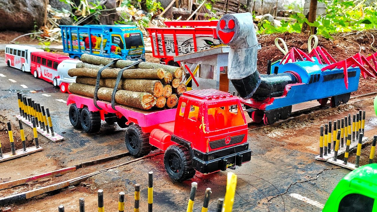 Kereta Silum4n & Truk Trailer Muatan Kayu Overload..!!!