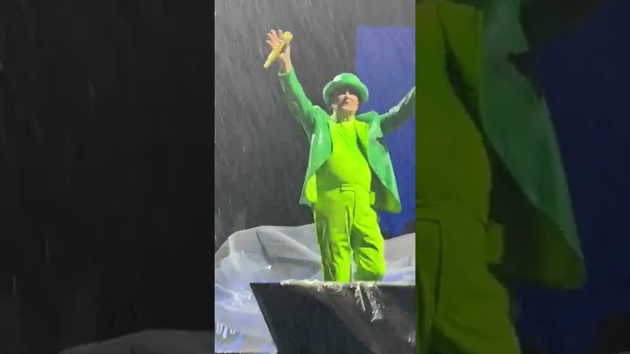 Renato annuncia l interruzione del concerto 😢 circo massimo 30 settembre