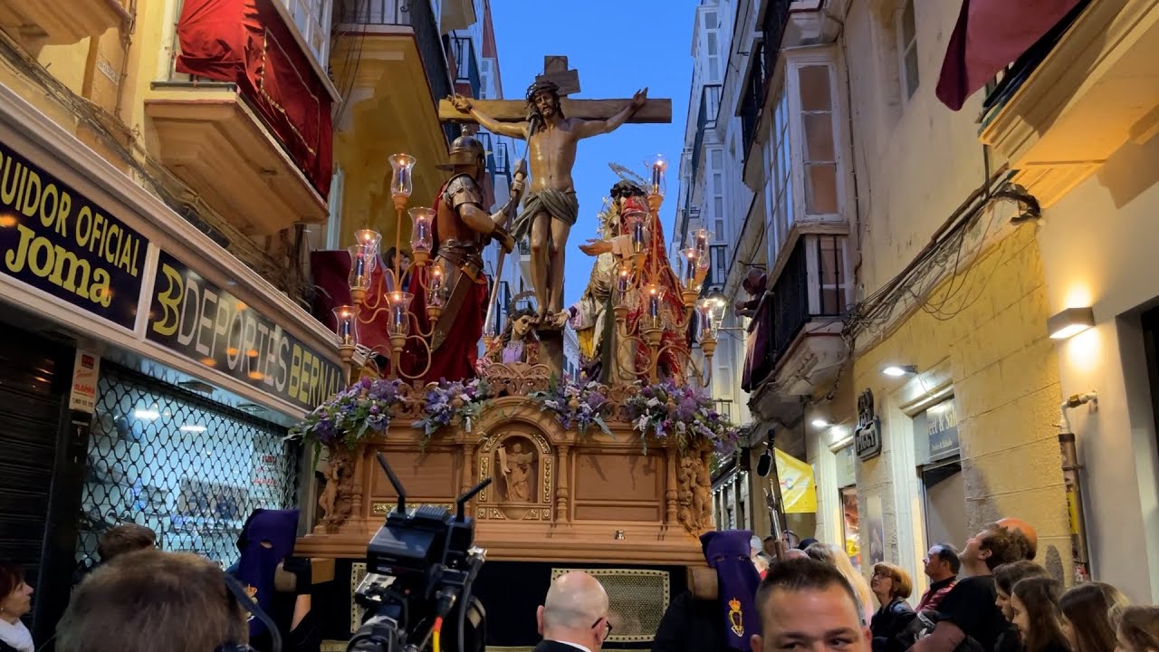 Cofradía de las Siete Palabras por la Calle Pelota | Viernes Santo | Objetivo Cádiz