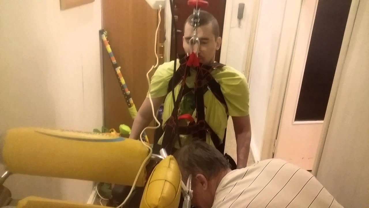 Поднятие человека инвалида лебедкой для вставления в динамический параподиум.