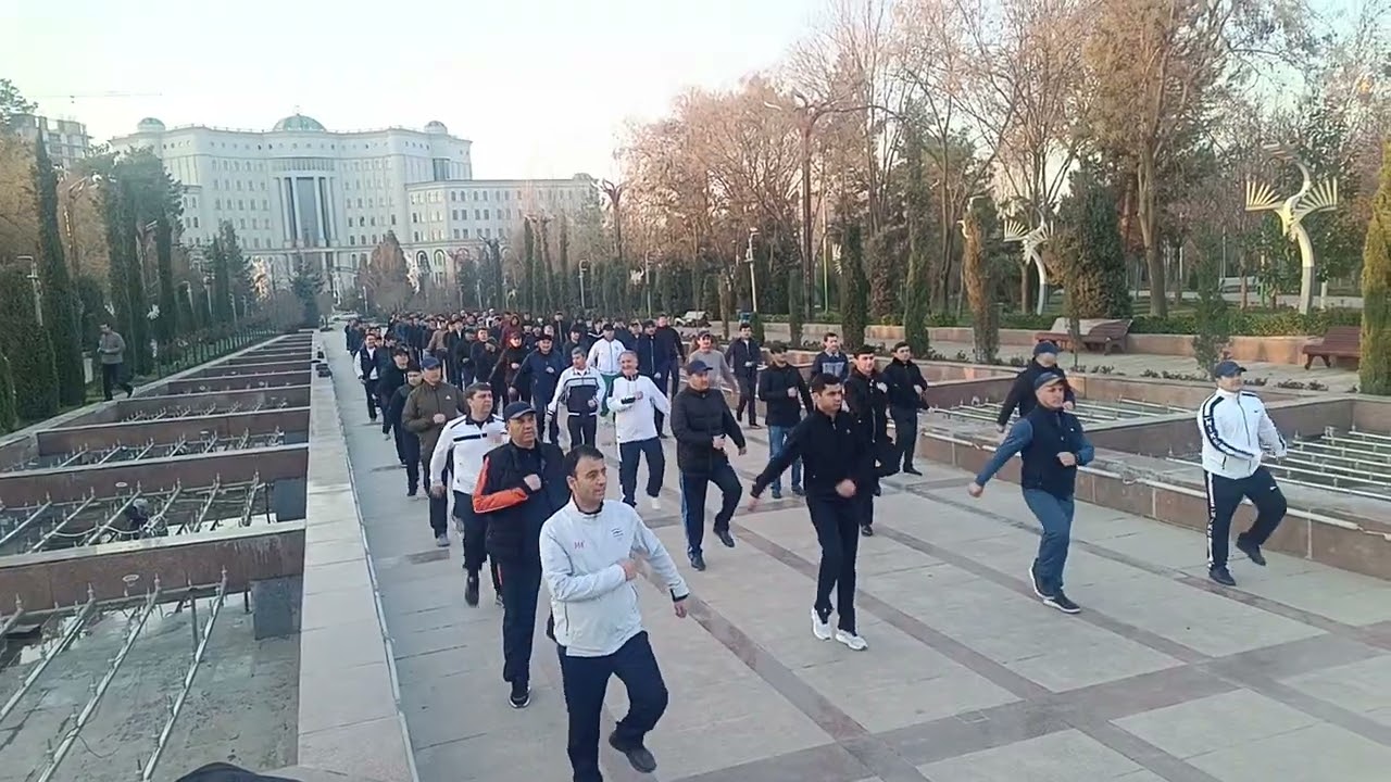 Машқҳои солимгардонии дар боги Рудаки, шаҳри Душанбе бо иштироки корманди  шаҳр 28 феврали соли 2026
