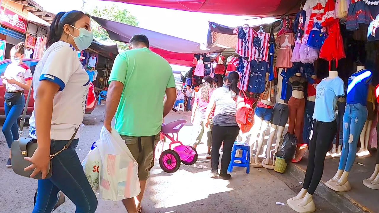 Mercado callejero en época navideña en la ciudad de Usulután, El Salvador.