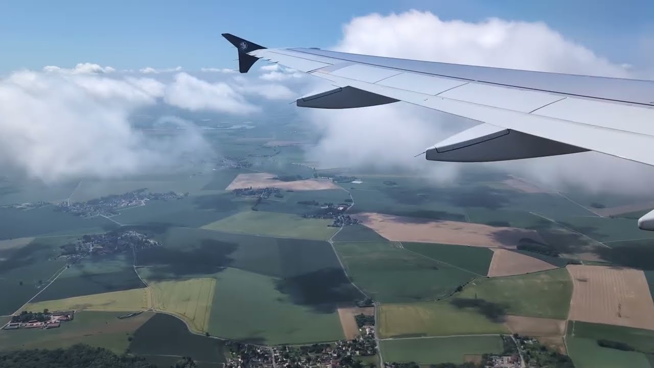 Air France A320 landing at Paris Charles de Gaulle Airport (CDG) - F-GKXZ