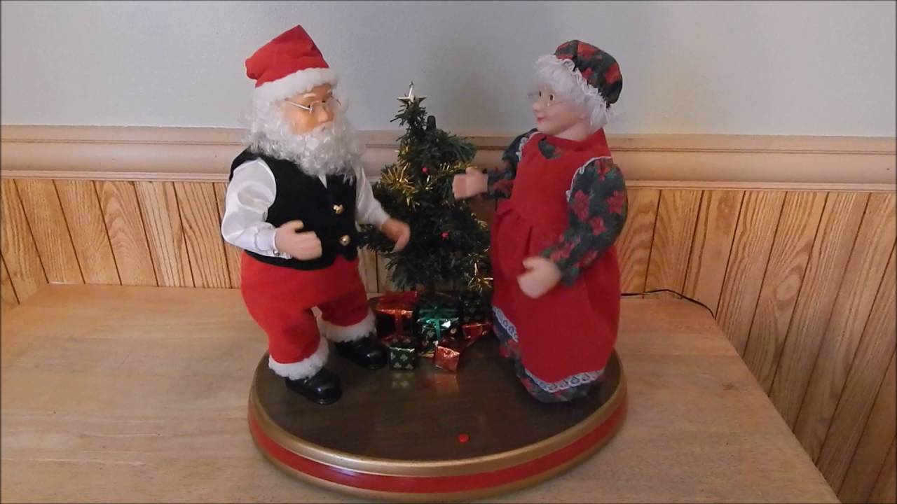 Gemmy Santa Claus & Mrs Santa Dancing and Singing Christmas Decoration
