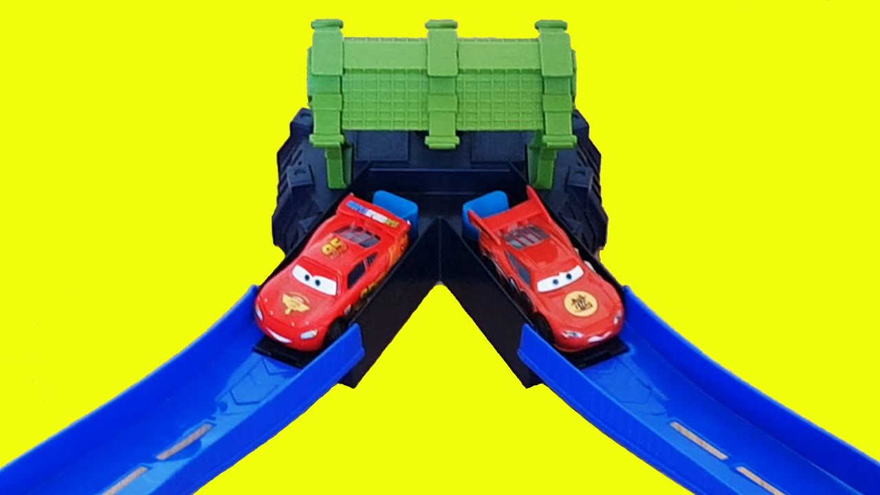 Disney Pixar Cars 2 Tokyo Spin Out Track Set