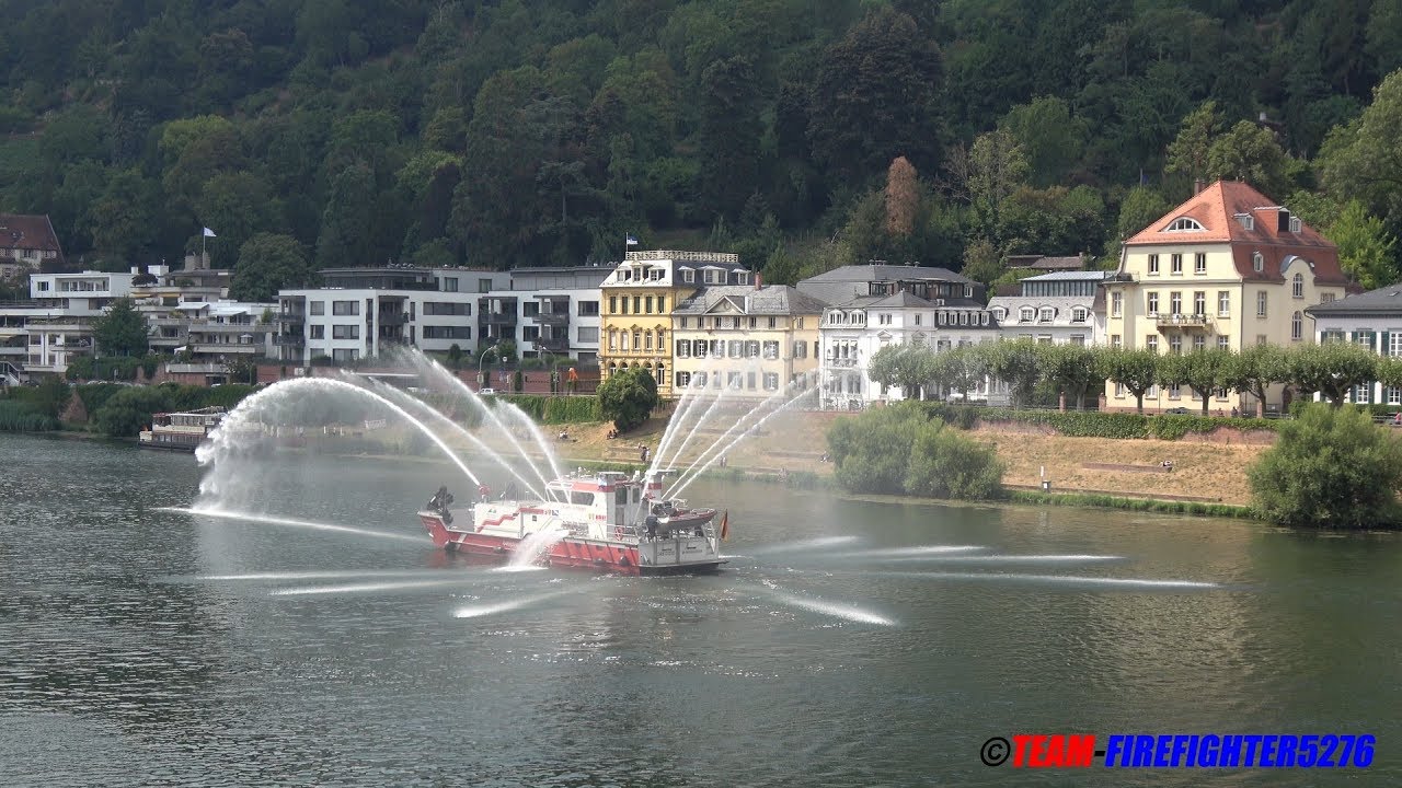 Feuerl&ouml;schboot Metropolregion Rhein-Neckar in Aktion