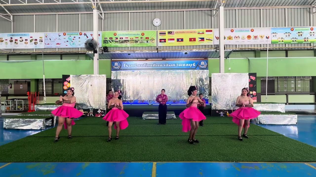 การแข่งขันเต้นหางเครื่องประกอบเพลง (นักเรียนสติปัญญา) โรงเรียนโสตศึกษาจังหวัดชลบุรี