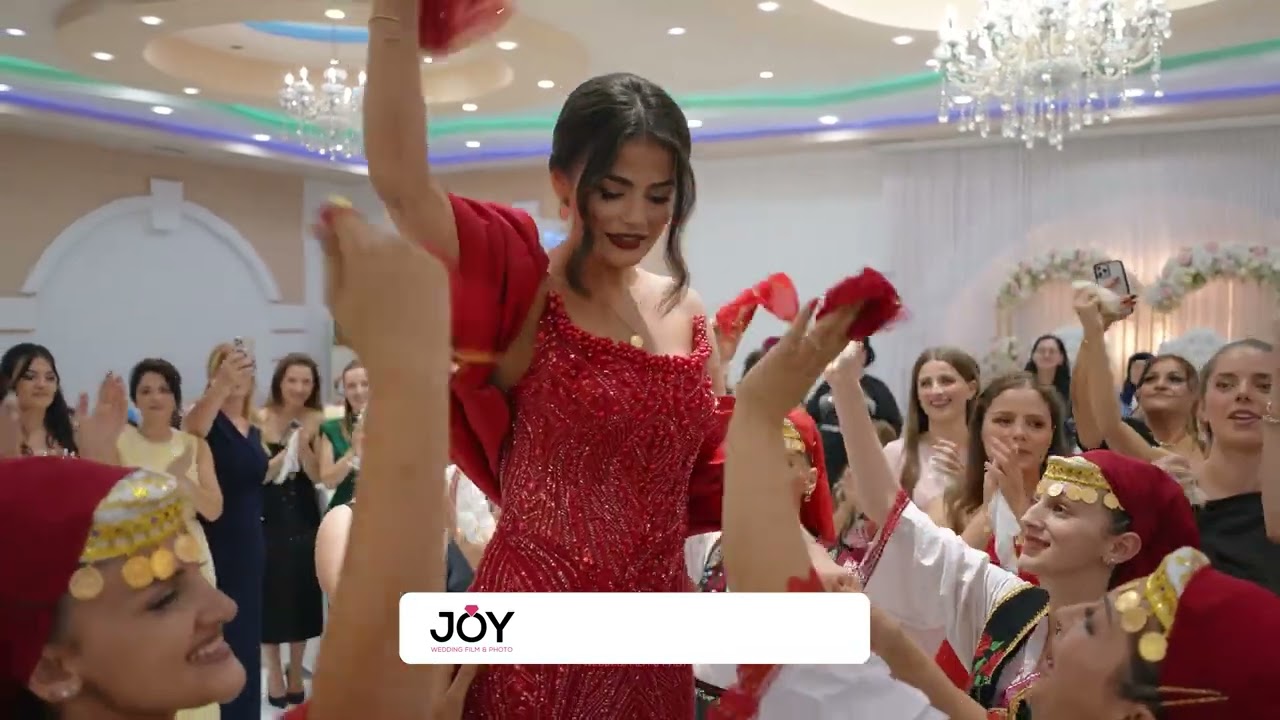 Nusja hip mbi karrige dhe e ndez atmosferën në kanagjegjin e saj! 🔥💃