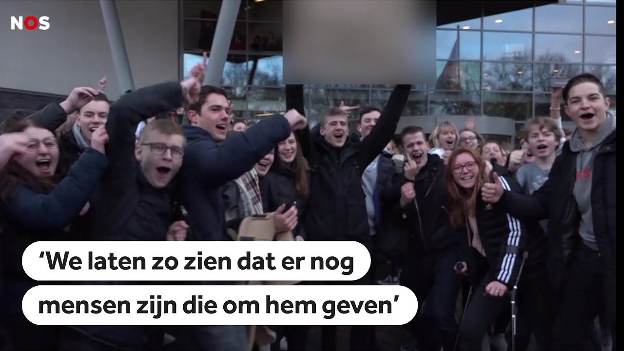 LOCHEM: Scholieren voeren actie tegen schorsing 'porno-kijkende' docent