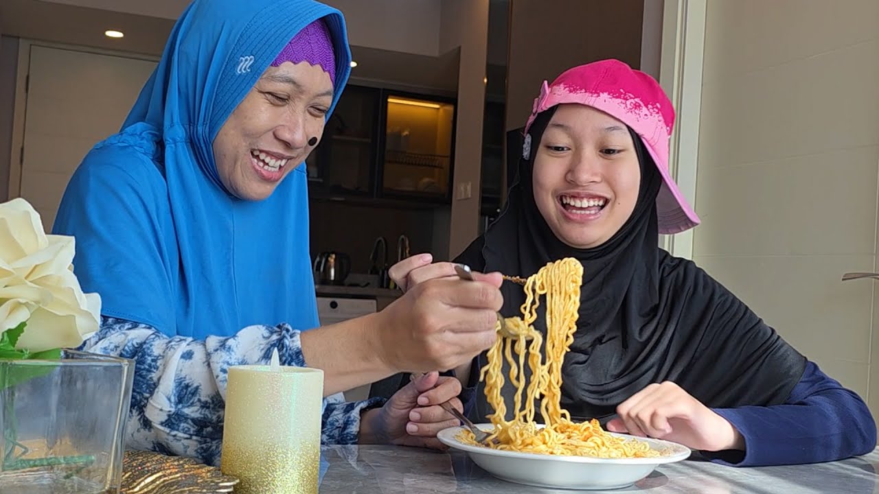 Challenge Makan Mie 2 Rasa Campur Jadi 1 di Apartemen 🤣 Drama Aqilla - Parodi Aqilla's Diary
