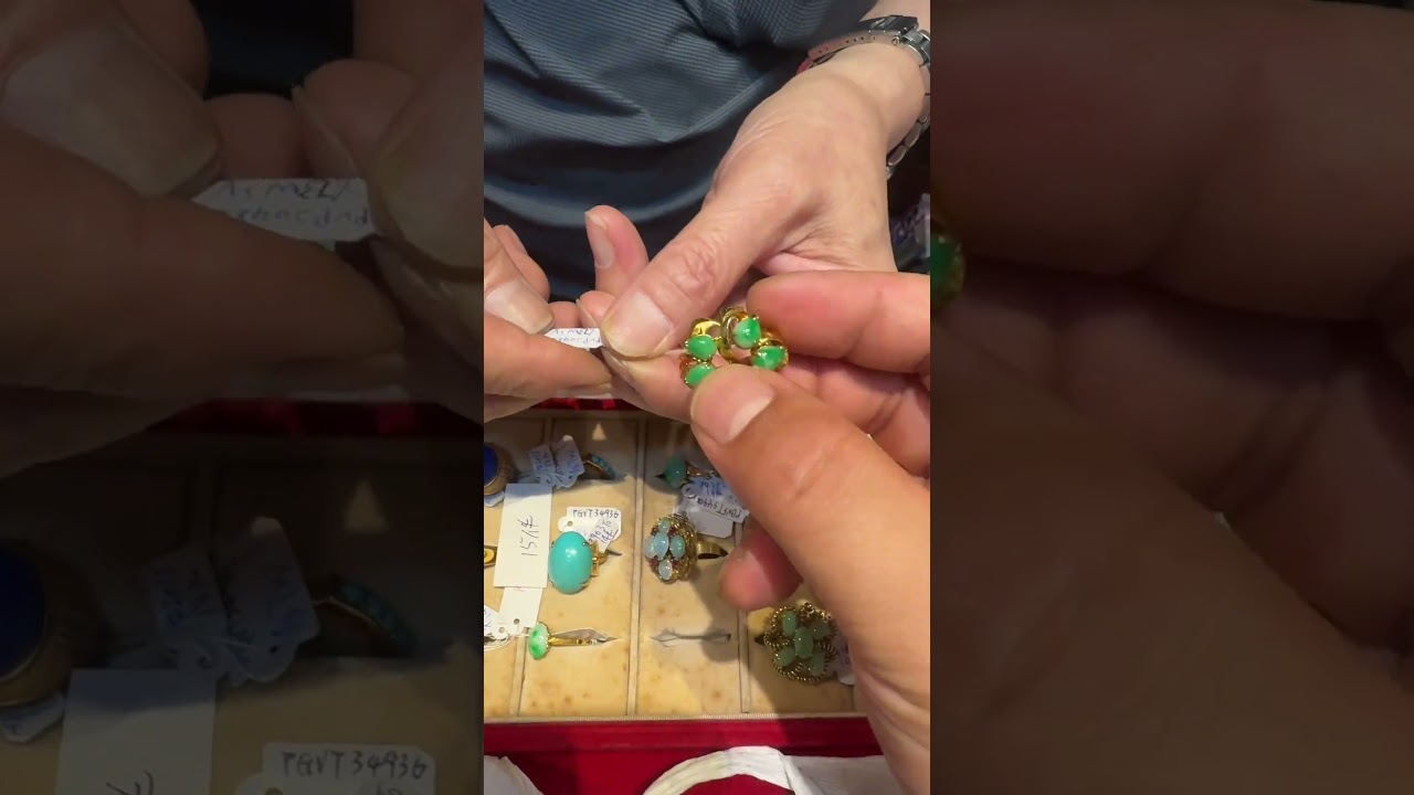 #老物件收藏 #古董收藏   香港的古玩一条街  这位老板的货简直是太多了   密密麻麻 大家多用点时间 和他聊天 他会给你看他的好货   大叔说，这里很多明星会来买这些