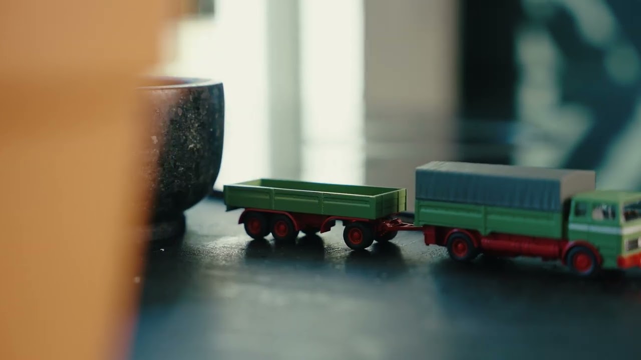 Carson 1:87 MB 1620 Plane mit Anhänger Grün