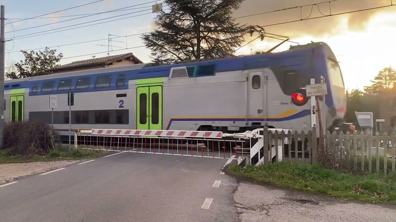 Passaggio a livello di Strada SP80 vicino alla Stazione di Tre Croci.