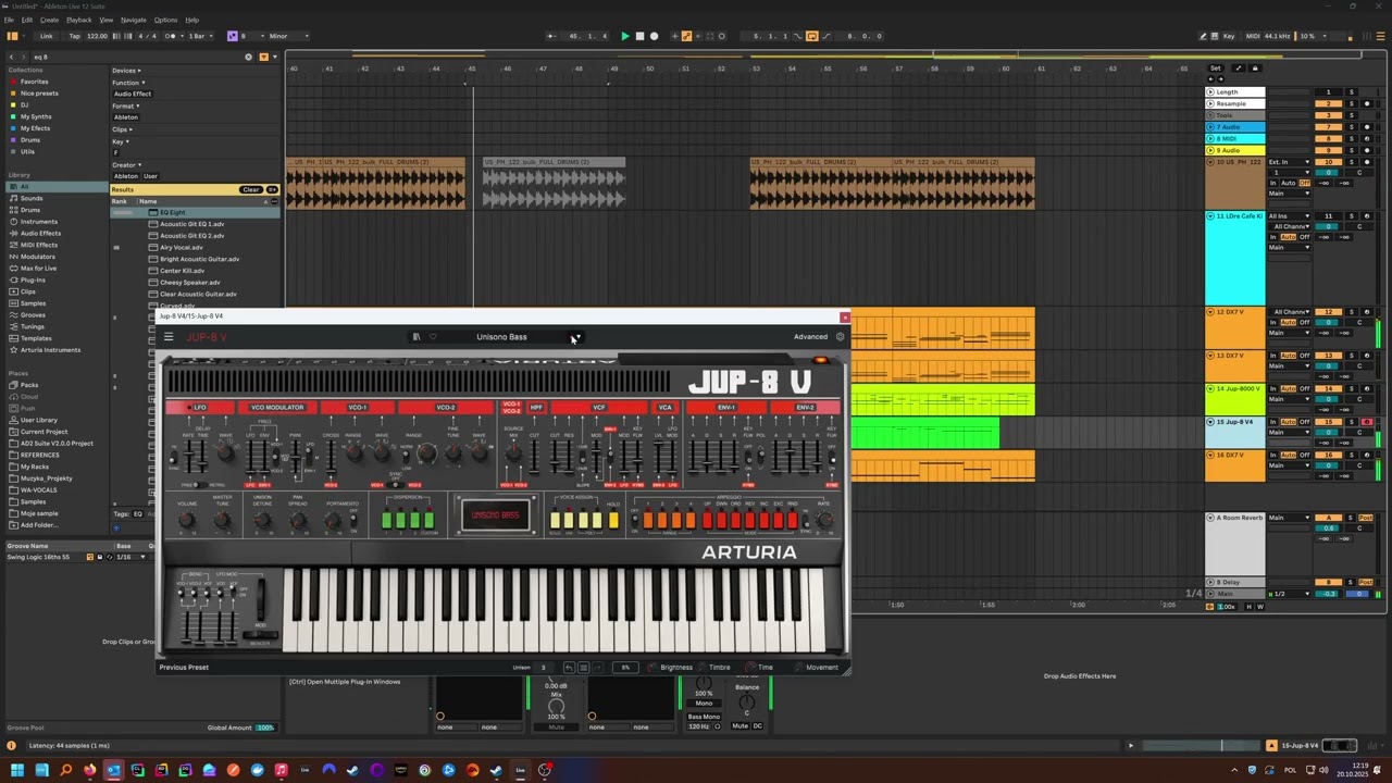 tego słucha ręka kiedy budzę się po tym jak spałem na niej pol nocy (16/?) [synthtober 2025]