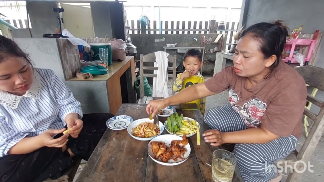 มื้อนี้มาเข้าครัวเจ้าของเด้อจ้าทอดไก่กินกับส้มตำ