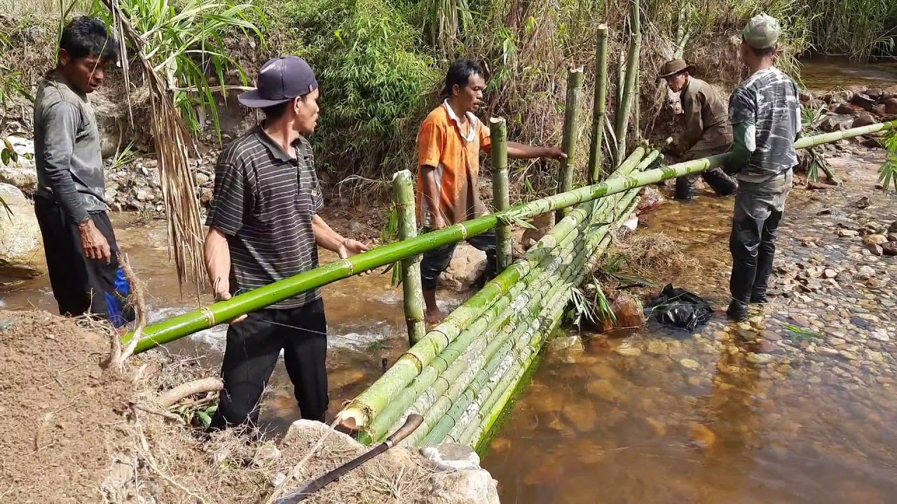 KREATIF..PETANI MEMBUAT BENDUNGAN DARI BAMBU