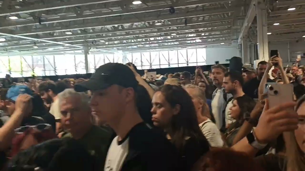 Joseph Quinn signing autographs at London's Comic Con today Sat. 9th 2022