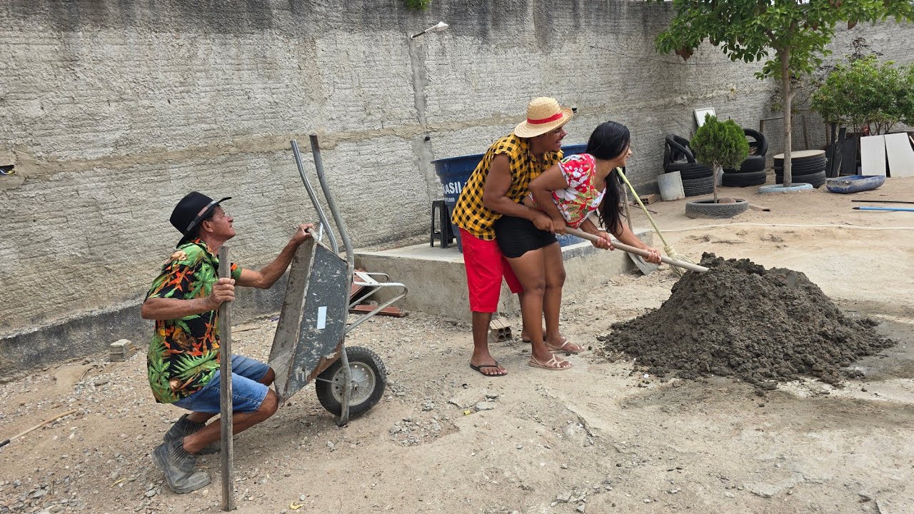 SEU MARCOLINO DA UMA SURRA EM MAYKINHO POR QUE TAVA AGARRADO SUA FILHA POR TRÁS 
