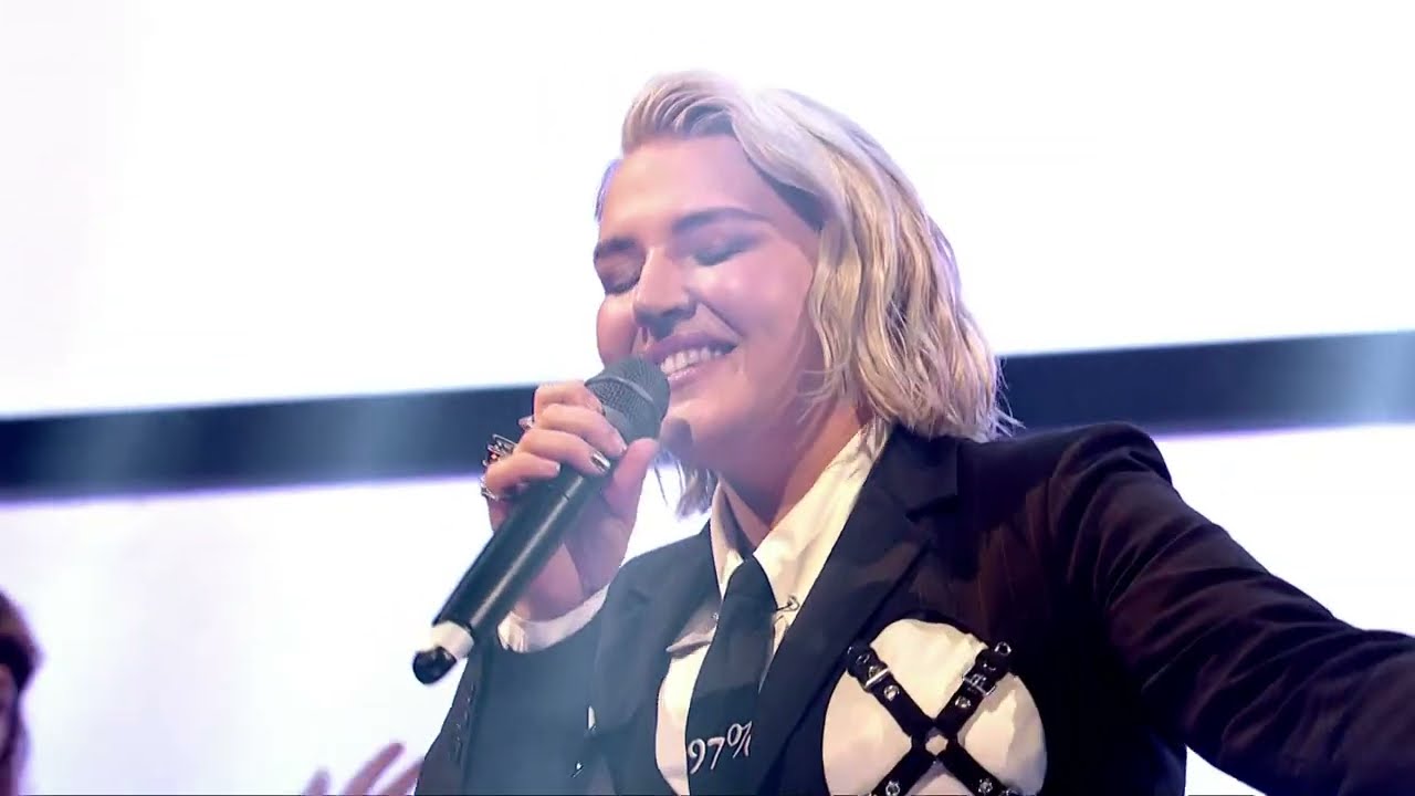Self Esteem - Wizardry [Live on Graham Norton] HD