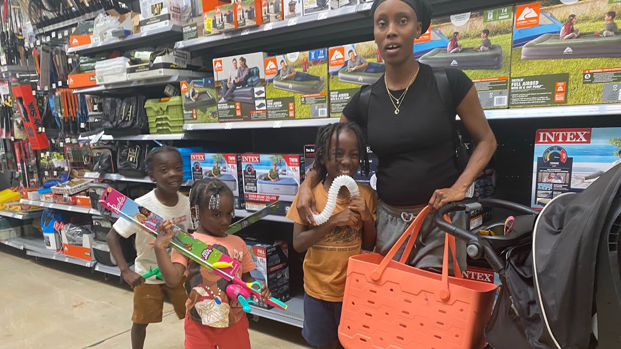 Мать-одиночка четверых детей, живущая на парковке своего грузовика в Walmart
