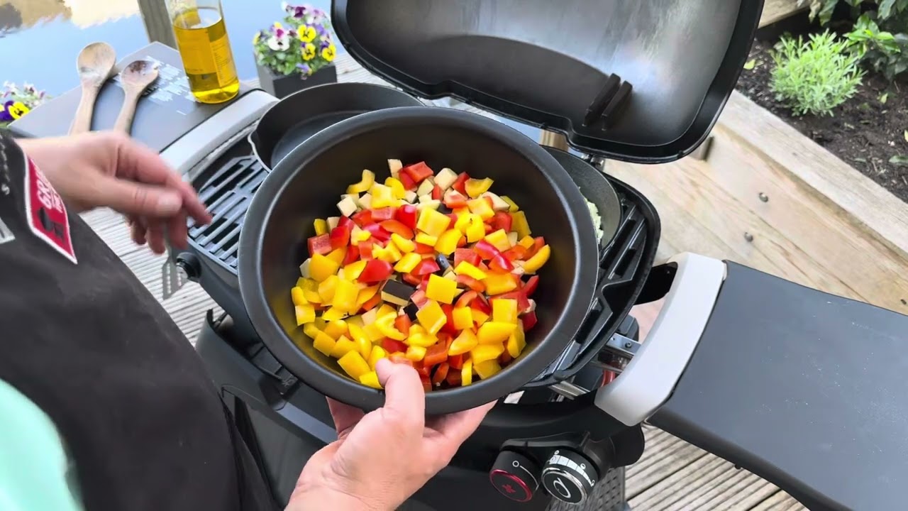 Peperoni ripieni di riso op de Weber Q 2800n+.