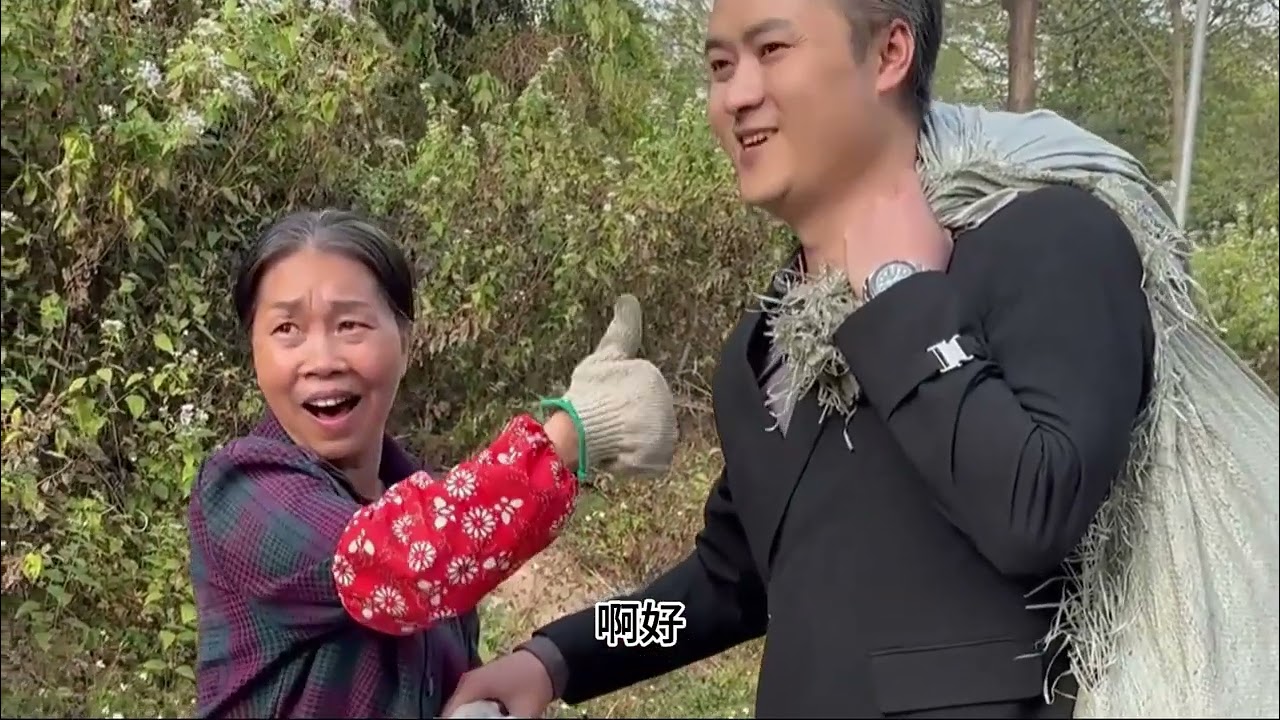 苦苦寻找 失散三十年的亲生母亲 就在眼前却不知该如何相认 我现在什么都有了，能给您买得起最好的水果，可您偏偏用卖废品的钱，给我买了这袋橘子，橘子真甜，可我的心里却很酸…#寻亲记 #百善孝为先