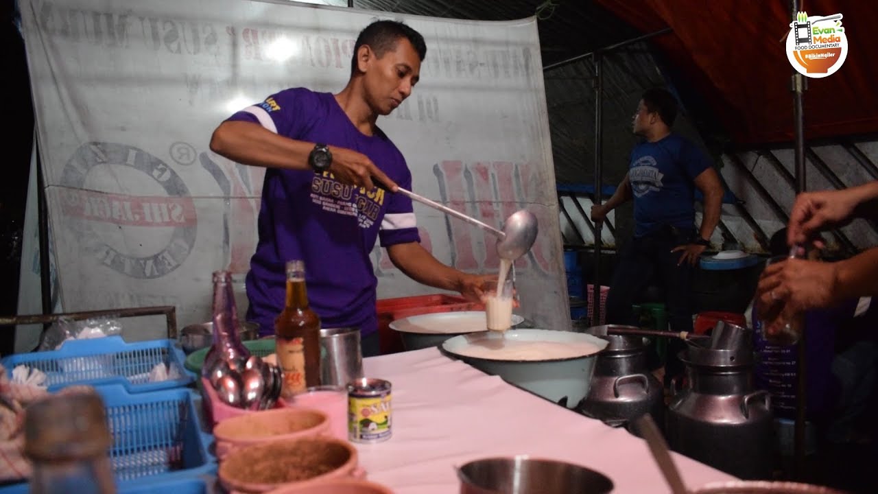 GILEEE ATRAKSINYA !!! ATRAKSI SUSU LEMPAR MURNI SHI JECK | SOLO STREET FOOD #BikinNgiler