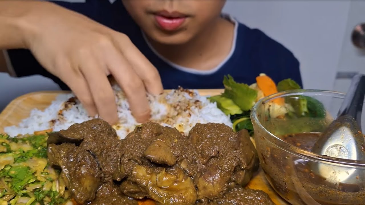 Eating Big Chicken Liver Gizzard Curry with Rice ll So Good Food