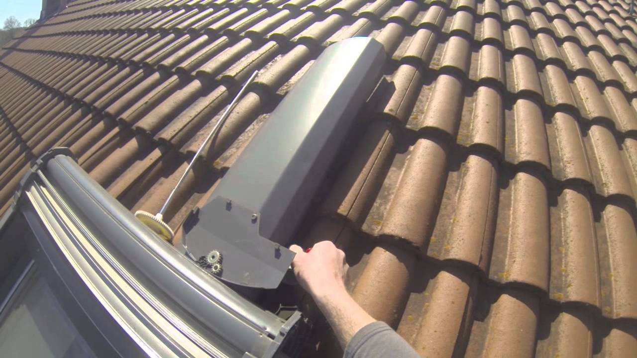 Velux Rollladen klemmt, Reparatur, Momentfeder austauschen