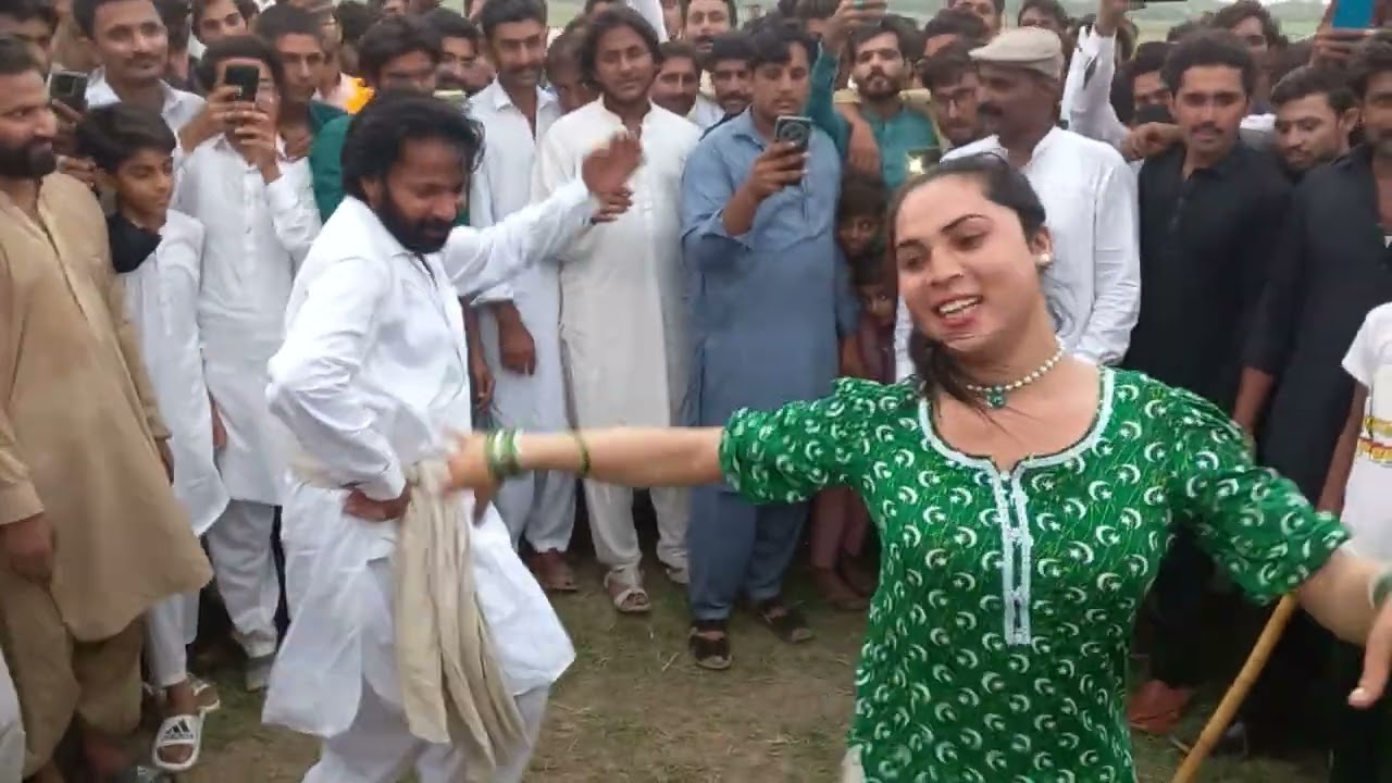 میڈم بول بو ل  کمال ہی کر دیا کیا ڈانس کیا بہت ہی مزہ ایا پھر لڑکے نے کمال کر دیا  
