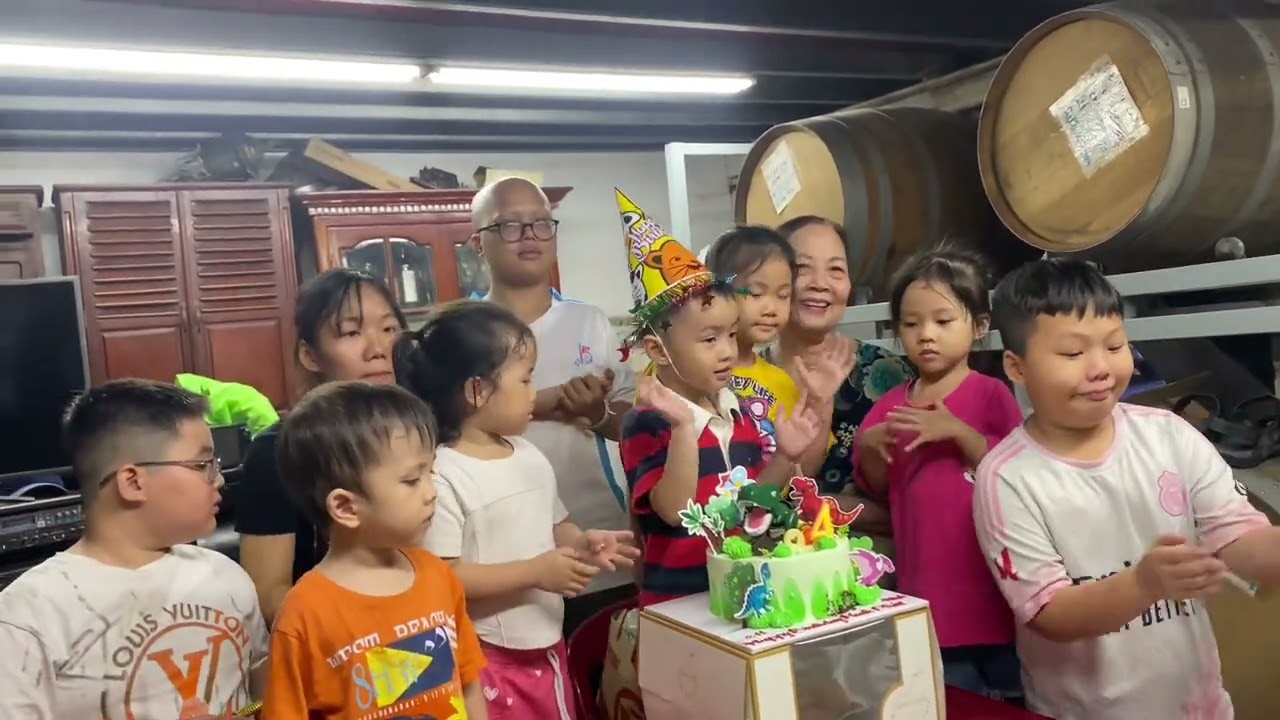 Thảo Phạm Lên Sài Gòn Thăm Ba Má Và Các Em Và Dự Sinh Nhật Của Cháu