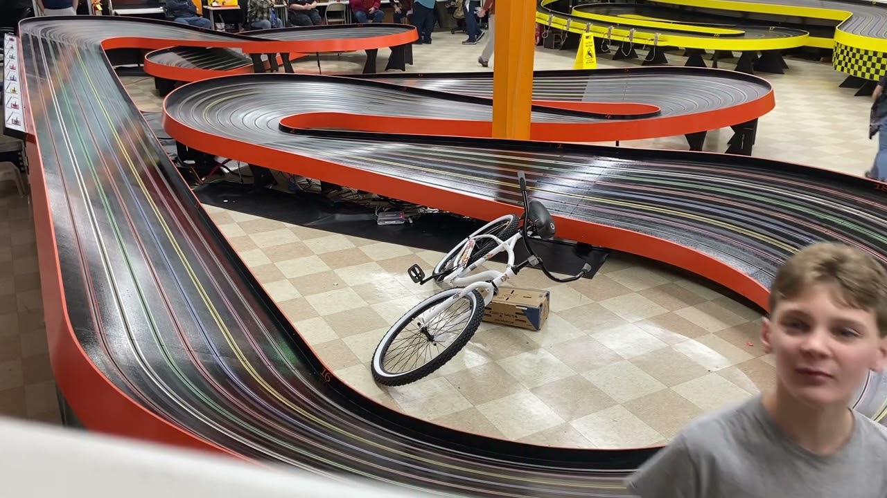 Slot car racing (pj raceway and hobby) (READ DESC)