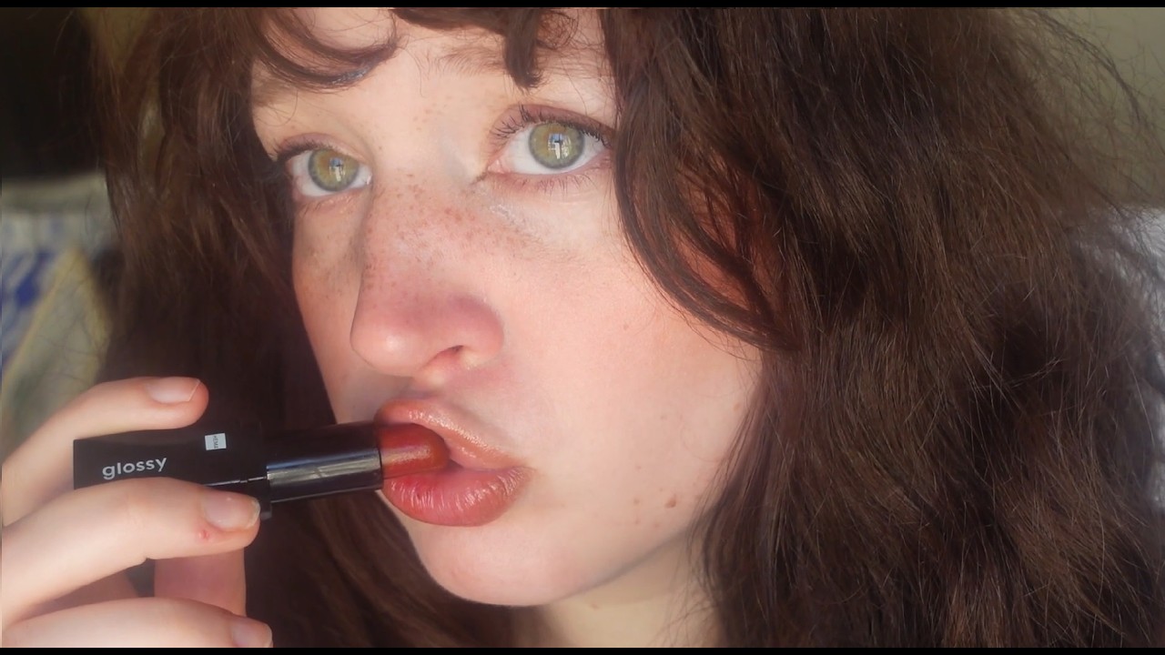 50 layers of lipstick and counting in Dutch (ASMR, intense mouth sounds and clicky whispers)