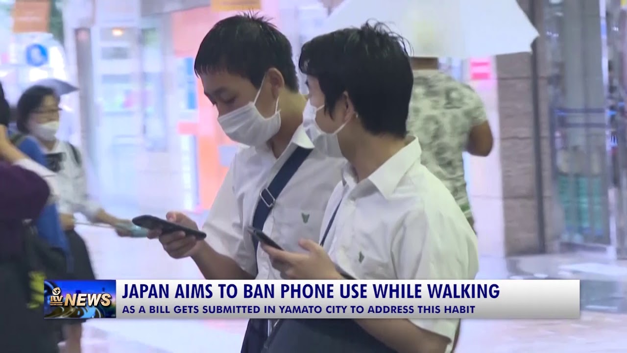 JAPAN AIMS TO BAN PHONE USE WHILE WALKING