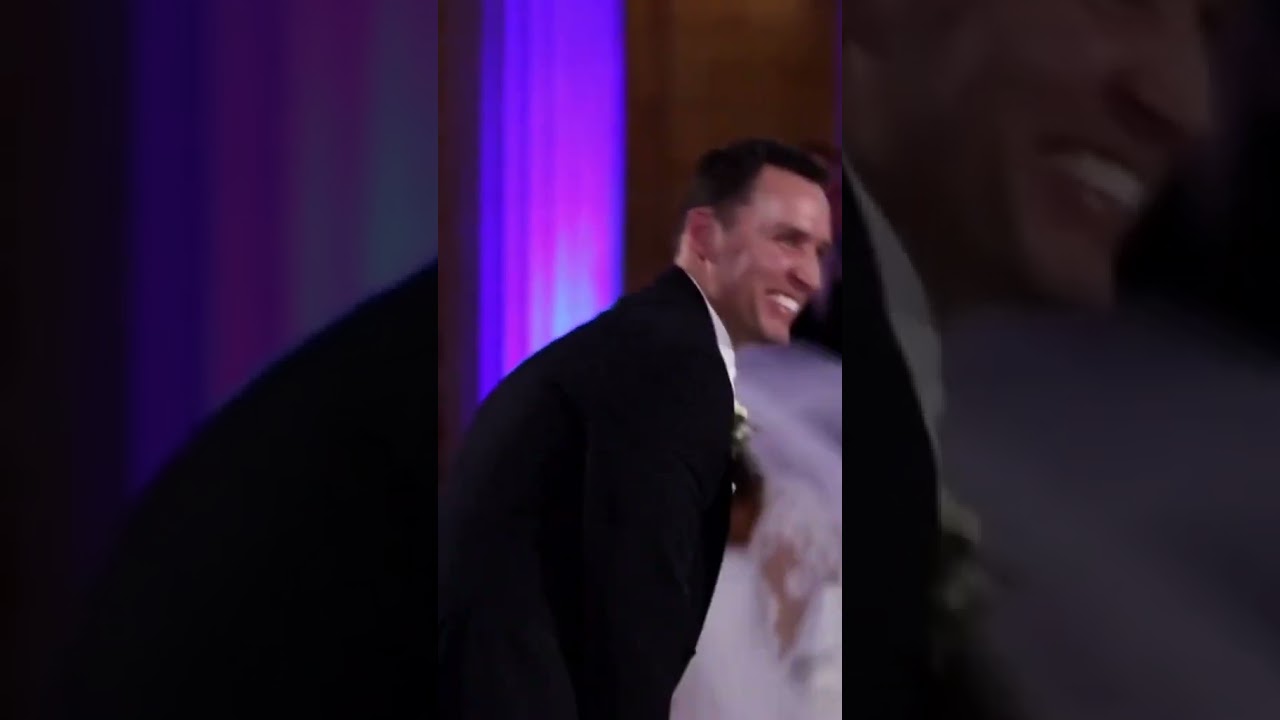 The groom surprises his wife with her favorite country artist during their first dance  So cute ❤️❤️