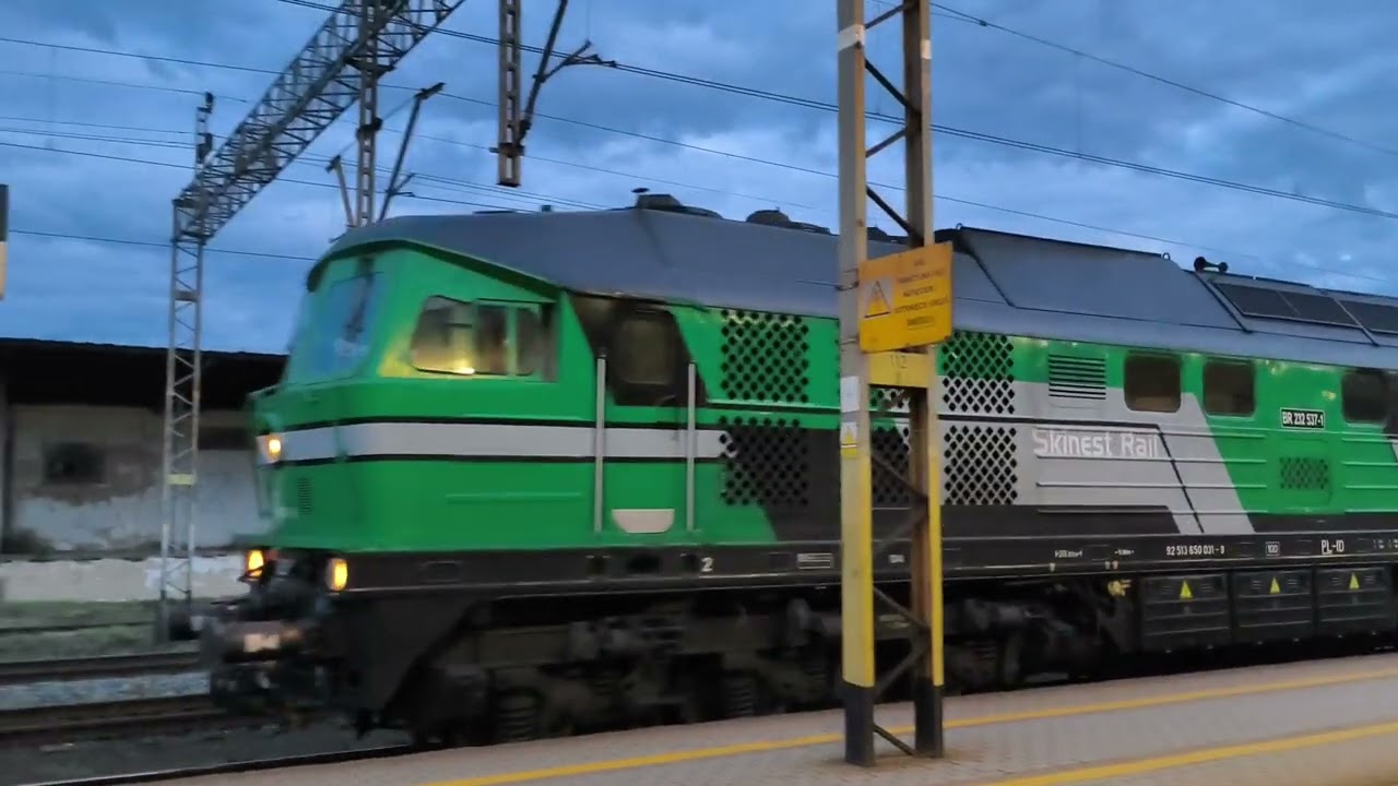 BR 232 537-1 ze składem węglarek jedzie przez Kalisz w kierunku Zduńskiej Woli