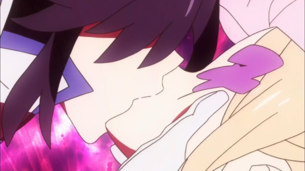 Ryuko Matoi expressa su emoción a Nui Harime besándola