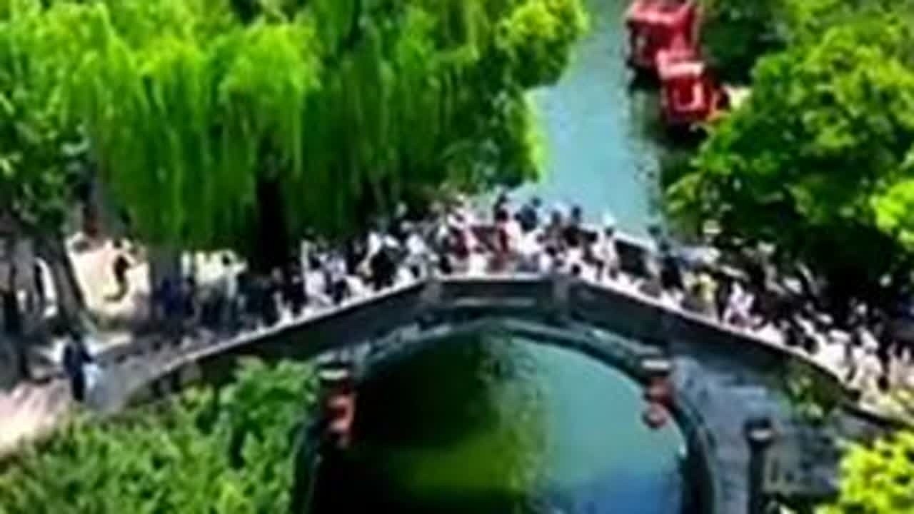 江南蒙蒙细雨，小桥流水人家，轻舟搖逸碧波，丽景如诗如画 #江南烟雨 #小桥流水人家