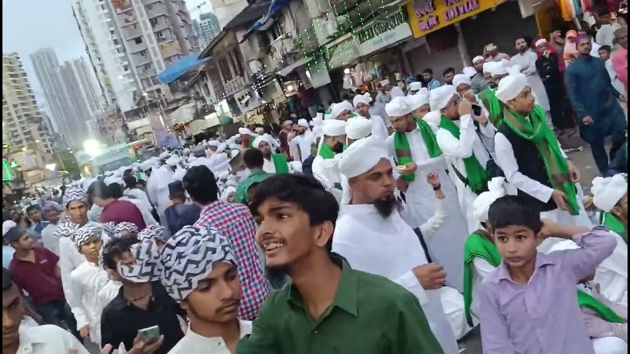 Juloos se Mubarak Hazrat gause Pak Rahmatullah Ali Byculla se bhindi Bajar