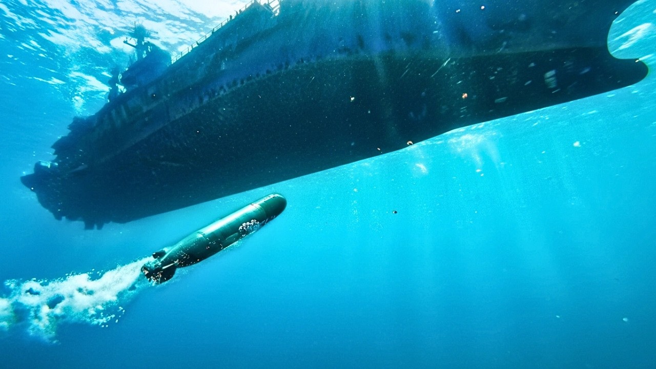 Cómo los PORTAAVIONES GIGANTES Sobreviven a IMPACTOS de TORPEDOS MONSTRUOSOS