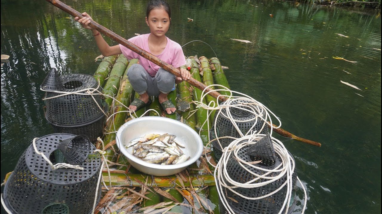 Poor girl. Dig worms as bait to catch fish using bagua plastic cages - To sell fish