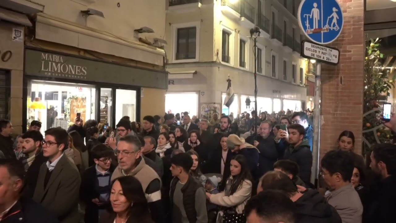Llega el Niño de Praga a la Plaza de Jesús de la Pasión a sones de Dios cautivo 2026 Sevilla.