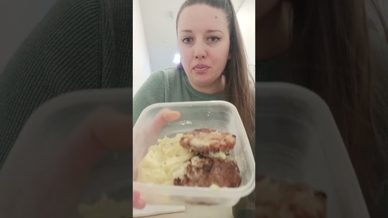 Пюрешка с котлетками! Ну ооочень вкусно🤤Мама готовила 😋 #мукбангроссия#емнакамеру#итинг#