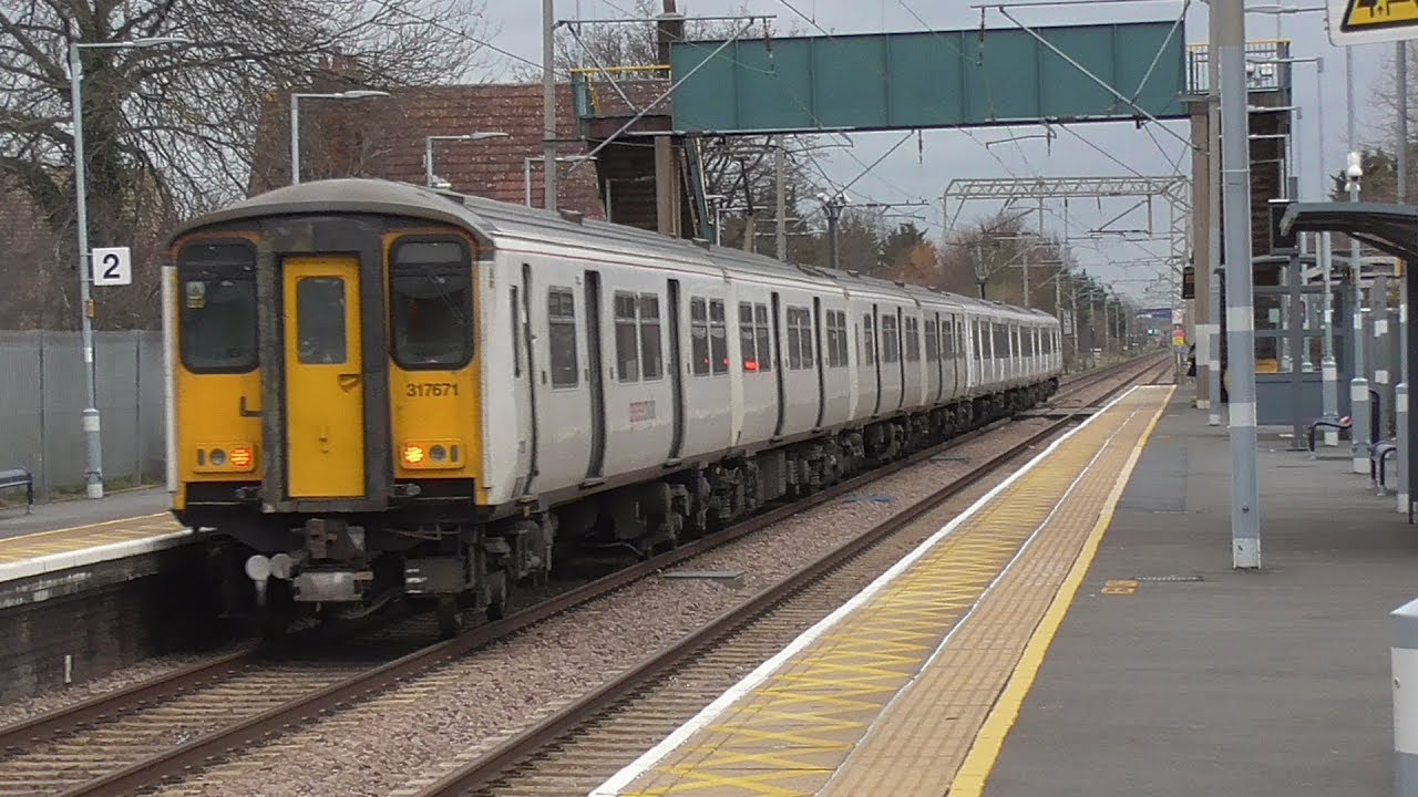 Trains at: Enfield Lock - WAML - 18/12/18
