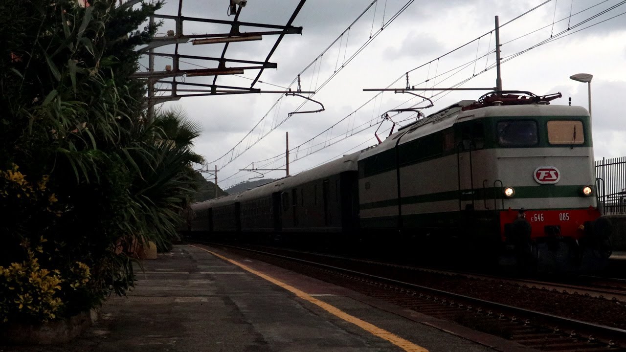 Treni in transito a Cavi di Lavagna, linea Genova - Pisa